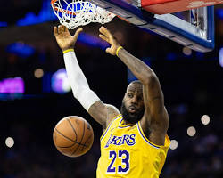 Hình ảnh về LeBron James dunking