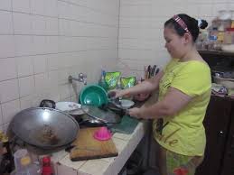 Hasil gambar untuk foto ibu masak