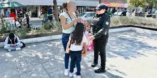 Policía localiza a niña extraviada en Centro de Monterrey