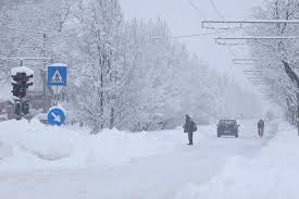 Viscol și ninsori în București și 25 de județe: școli închise, trafic blocat și mii de oameni fără...