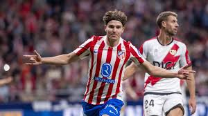 Julián Álvarez: “Mi madre era maestra de jardín de infancia y mi padre siempre trabajó en el campo. Después manejó un camión”