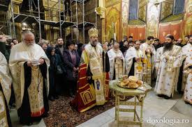 (Foto) „Bucurați-vă, treime de arhierei mult-lăudată!” – Priveghere la hramul Mănăstirii Sfinții Trei Ierarhi din Iași
