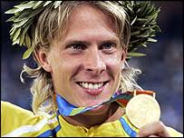 Christian Olsson celebrates winning his gold medal in Athens - _40956345_olsson