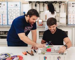 Imagem de Estudantes de engenharia elétrica trabalhando em projetos de engenharia elétrica