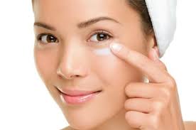 Image result for menggunakan eye cream