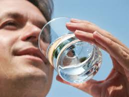 باور عمومی: نوشیدن هشت لیوان آب درست نیست!!!