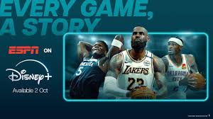 Logotipo de ESPN con fondo de transmisión deportiva en Disney+