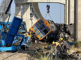 タイで中国「一帯一路」の高架線路建設中にクレーン倒壊、列車に衝突…32人死亡（中央日報日本語版）