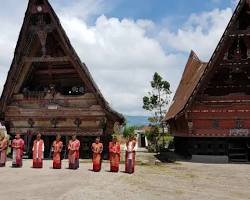 Image of Pertunjukan tari tradisional di Huta Bolon Simanindo