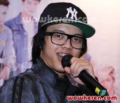 Foto Bisma Karisma Personil SM*SH Saat Mempromosikan VCD Karaoke - smash-vcd-karaoke-28