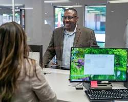 person making a bank transfer on their computer resmi