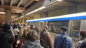 Incident la metrou, la stația Constantin Brâncoveanu. Călătorii, evacuați după ce o femeie a căzut pe șine. FOTO&VIDEO