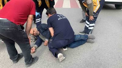 Kazada yaralanan çocuğu ambulansa kucağında götürdü İhlas Haber Ajansı