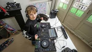 Knox Kind staat als 10-jarige op Tomorrowland, hoe dan? - Barend & Benner