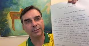 Moraes suspende visitas de Flávio a Jair Bolsonaro após carta em live