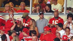 Taylor Swift cheers on Travis Kelce, Chiefs in season opener against Broncos