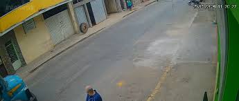 Vídeo: roda de caminhão se solta e atinge idoso de 77 anos em Santos Dumont