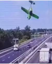 MEU DEUS! Avião cai no meio de estrada na Itália e acidente deixa dois mortos