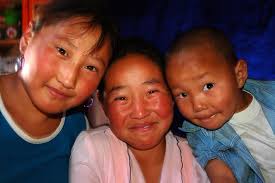 Drei Kinder im Ger, Wüste Gobi, Mongolei von Frank Schaufuss