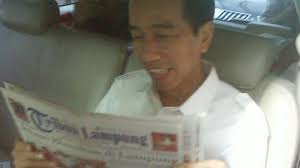 BREAKING NEWS: Alasan Mukhlis Basri Larang Jokowi Mampir ke Tribun Lampung. TRIBUN LAMPUNG/BENY YULIANTO. Jokowi tengah serius membaca koran Tribun Lampung - jokowi-tengah-serius-membaca-koran-tribun-lampung