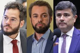 Ato adiado gera tese de André abrir mão
