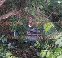 Auto se sale de la carretera y vuelca en un desnivel, en Tlaltetela