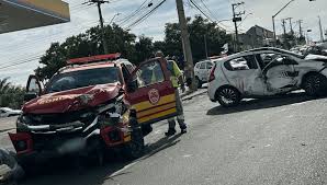 Acidente entre viatura de bombeiros e carro deixa dois feridos em Campinas