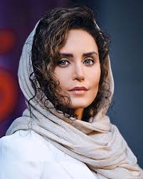قایق سواری الناز شاکردوست در یک منطقه بهشتی و رویایی با تیپ محلی و سنتی ایرانی