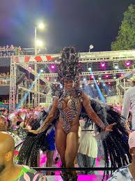 Evelyn Bastos exalta rainhas e musas de comunidade no carnaval do Rio: ‘É o retrato da escola’