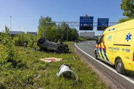 Auto met twee kinderen over de kop op A20: bestuurder aangehouden voor rijden onder invloed