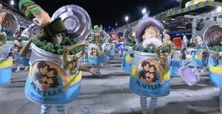 Direita reage à fantasia de 'família em conserva' em desfile que homenageou Lula: 'Zombaria com evangélicos'