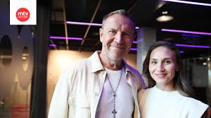 Harlinit paljastavat podcastissa palkanneensa vastasyntyneelle vauvalleen yöhoitajan – "Haluan hyvät yöunet"