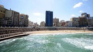 "راية حمراء" على شواطئ الإسكندرية.. تحذير من ظاهرة خطيرة (فيديو)