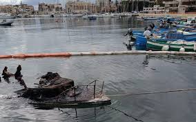 Una barca in fiamme allo sbarcadero santa Lucia - Smart TV - Amazon FireTV - Quotidiano di Informazione