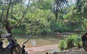 Shallow Golok River draws villagers after Northeast Monsoon ends