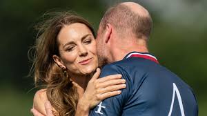 Kate Middleton e príncipe William quebram o protocolo em flagra romântico durante jogo de polo