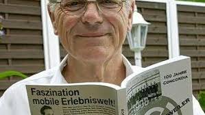 ... Ehrenvorsitzender Franz-Josef Kramp an dem über 300 Seiten starken Buch, ...