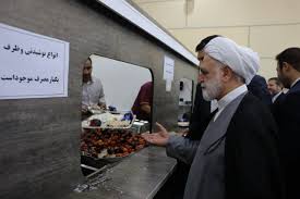 اژه‌ای ناهار را در کنار دانشجویان خورد