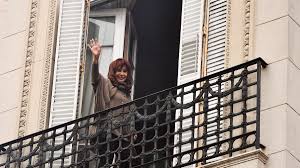 Cristina Kirchner bajo arresto domiciliario: Críticas y controversias en el caso Vialidad - Imagen principal del artículo