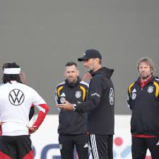 Klopp stellt beim DFB knallharte Regeln auf und geht die Themen Friseure, Frauen und Handys an