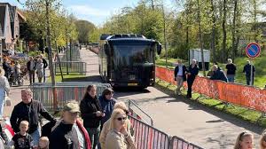 Dokkum oefent Koningsdag alvast | Lintjesweigeraar Piet de Haan staat morgen gewoon langs de route
