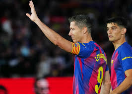"Prezent" dla Lewandowskiego. Na oczach Camp Nou. Gwiazdor zrzekł się zaszczytu