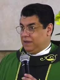 Padre aconselha mulher a desistir de se casar após noivo listar exigências