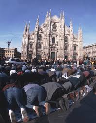 Risultati immagini per musulmani in piazza duomo