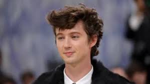 Troye Sivan to Debut “She’s the Best” During TikTok LIVE from New York