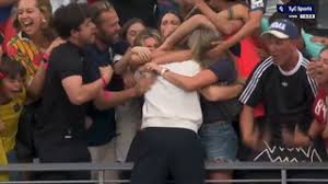 Beccacece se sube a la platea a abrazar a la familia