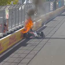 Carro da F2 fica em chamas após batida no muro em treino do GP da Espanha