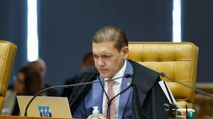 Nunes Marques será relator de notícia-crime de Flávio contra Lula
