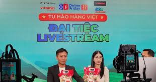 Hằng Du Mục, Quang Linh Vlog livestream bán gạo tại Ngày mua sắm trực tuyến Việt Nam