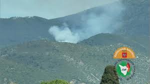 Bosco in fiamme ai piedi del monte Faeta